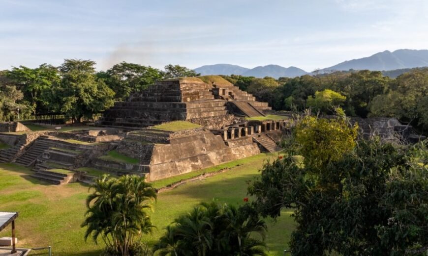 Experience the beauty of El Salvador with amazing short-distance tours! From volcanoes to beaches, uncover the wonders waiting just around the corner.